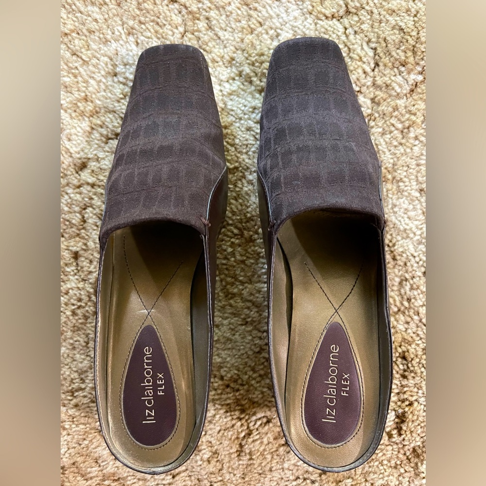 Gently used Liz Flex women’s wide heels. Very comfortable.